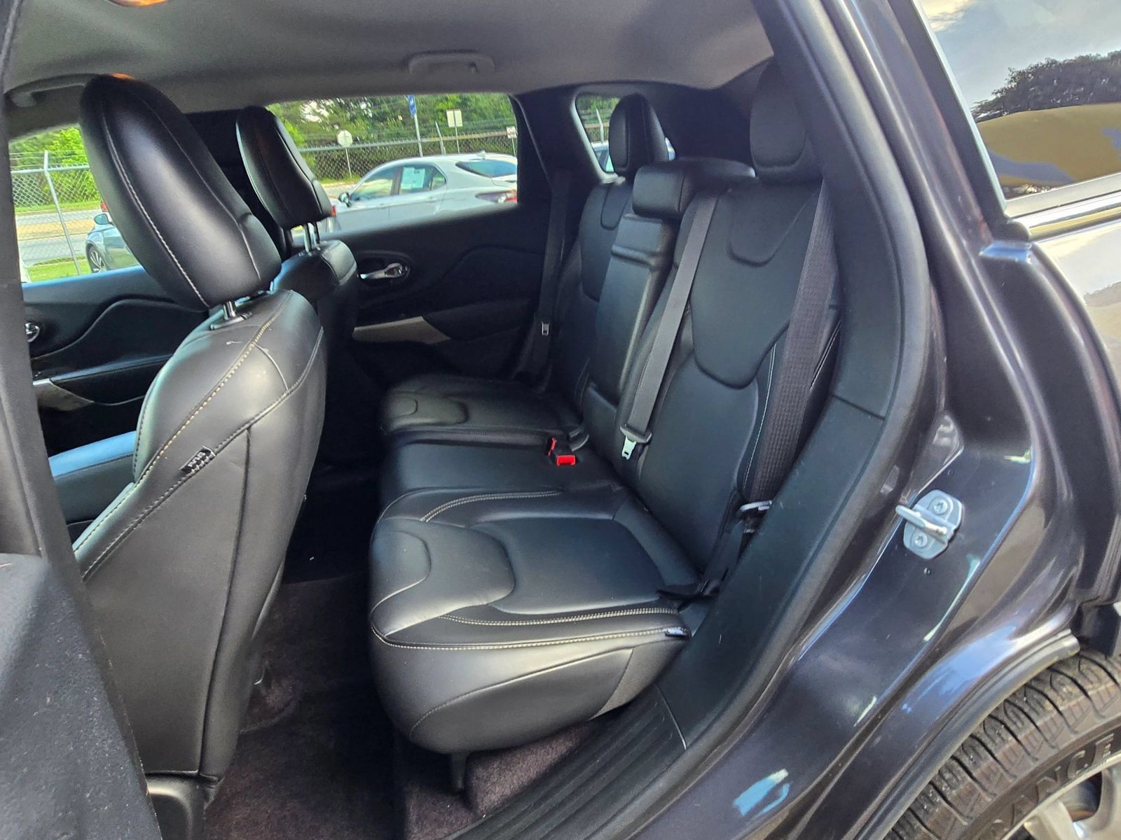 Used 2018 Jeep Cherokee Limited AWD/4WD image 10