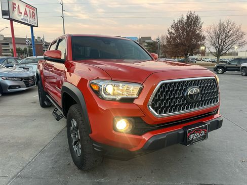 Used 2018 Toyota Tacoma SR image 1