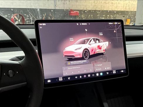 Used 2023 Tesla Model Y Performance image 8