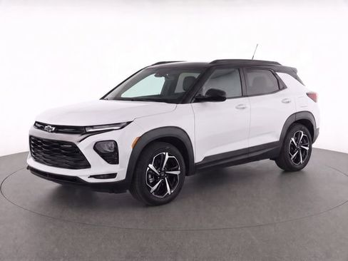 Used 2022 Chevrolet TrailBlazer RS w/ Technology Package FWD image 2