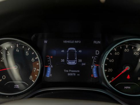 Used 2018 Jeep Compass Latitude w/ Popular Equipment Group FWD image 16