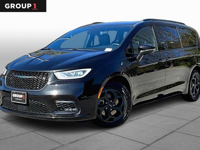 Used 2021 Chrysler Pacifica Limited w/ Uconnect Theater Family Group