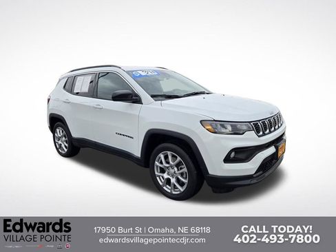 Used 2024 Jeep Compass Latitude AWD/4WD image 1