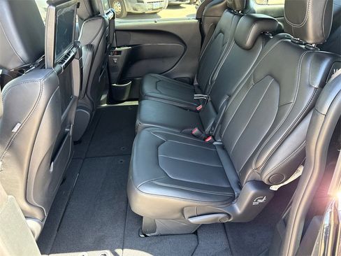 New 2025 Chrysler Pacifica Select w/ Uconnect Theater Family Group image 19