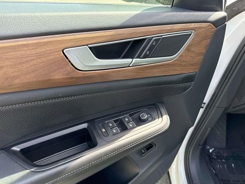 Used 2024 Volkswagen Atlas SE image 14