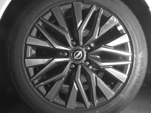 Used 2025 Nissan Altima 2.5 SV FWD image 14