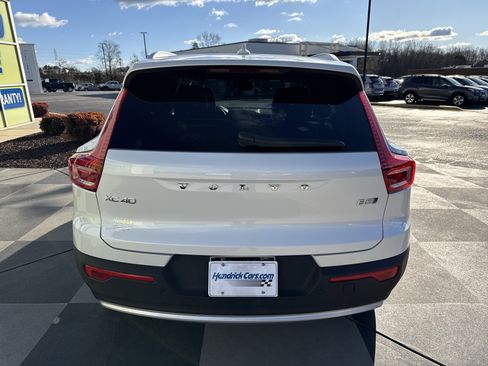 Used 2025 Volvo XC40 B5 Core image 9