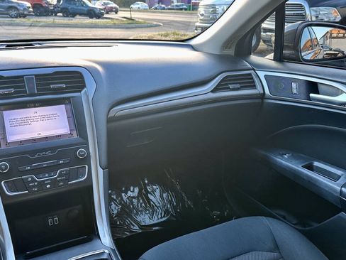 Used 2019 Ford Fusion SE FWD image 21