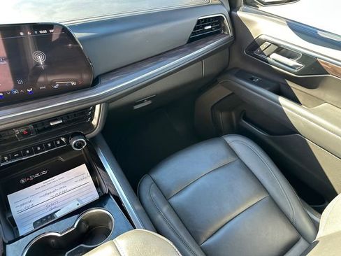 Used 2025 Chevrolet Suburban Z71 AWD/4WD image 23