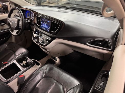 Used 2017 Chrysler Pacifica Touring-L Plus image 21