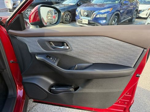 Used 2023 Nissan Rogue SV image 29