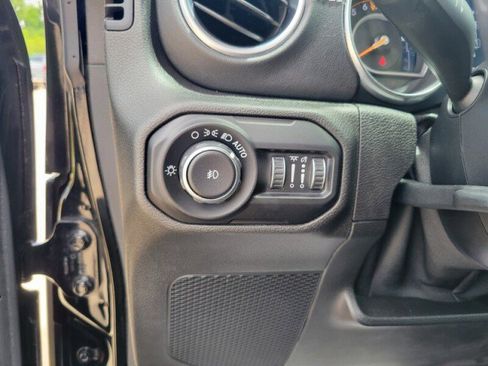 Used 2019 Jeep Wrangler Unlimited Sahara w/ Quick Order Package 24M Moab AWD/4WD image 15
