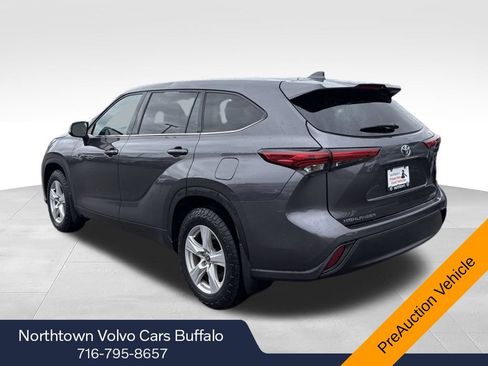 Used 2021 Toyota Highlander LE AWD/4WD image 3