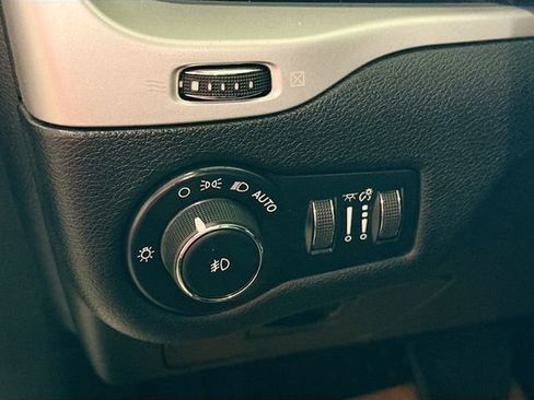 Used 2018 Jeep Cherokee Latitude Plus w/ Cold Weather Group image 11