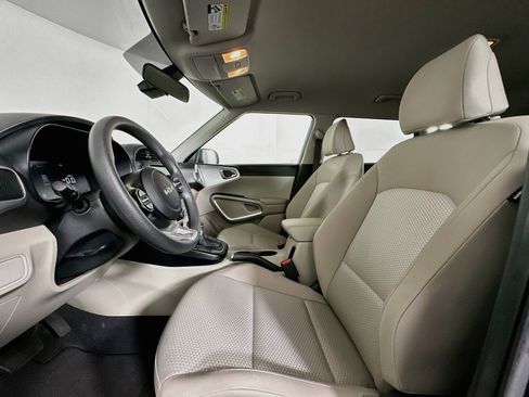 Used 2025 Kia Soul LX w/ LX Technology Package FWD image 13