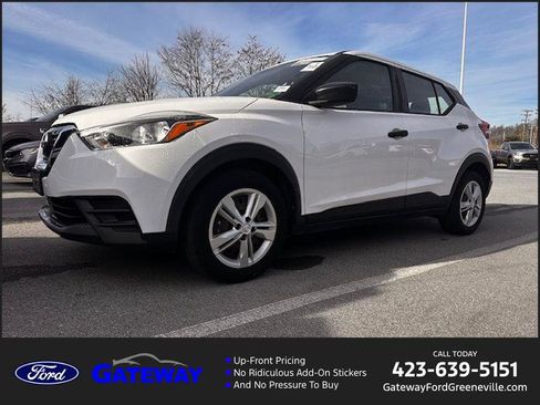 Used 2020 Nissan Kicks S image 1