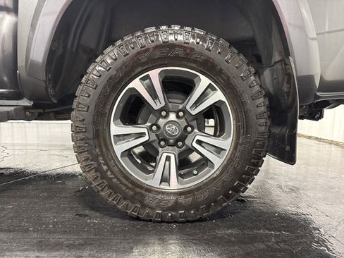 Used 2019 Toyota Tacoma TRD Sport AWD/4WD image 7