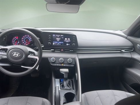 Used 2021 Hyundai Elantra SE image 19