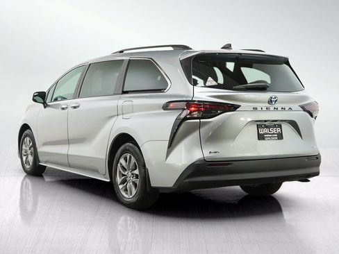 Used 2025 Toyota Sienna FWD image 3