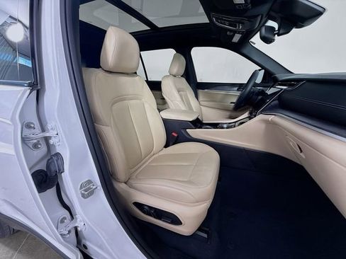 Used 2023 Jeep Grand Cherokee Limited image 29