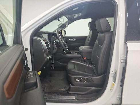 Used 2025 GMC Yukon Denali AWD/4WD image 3