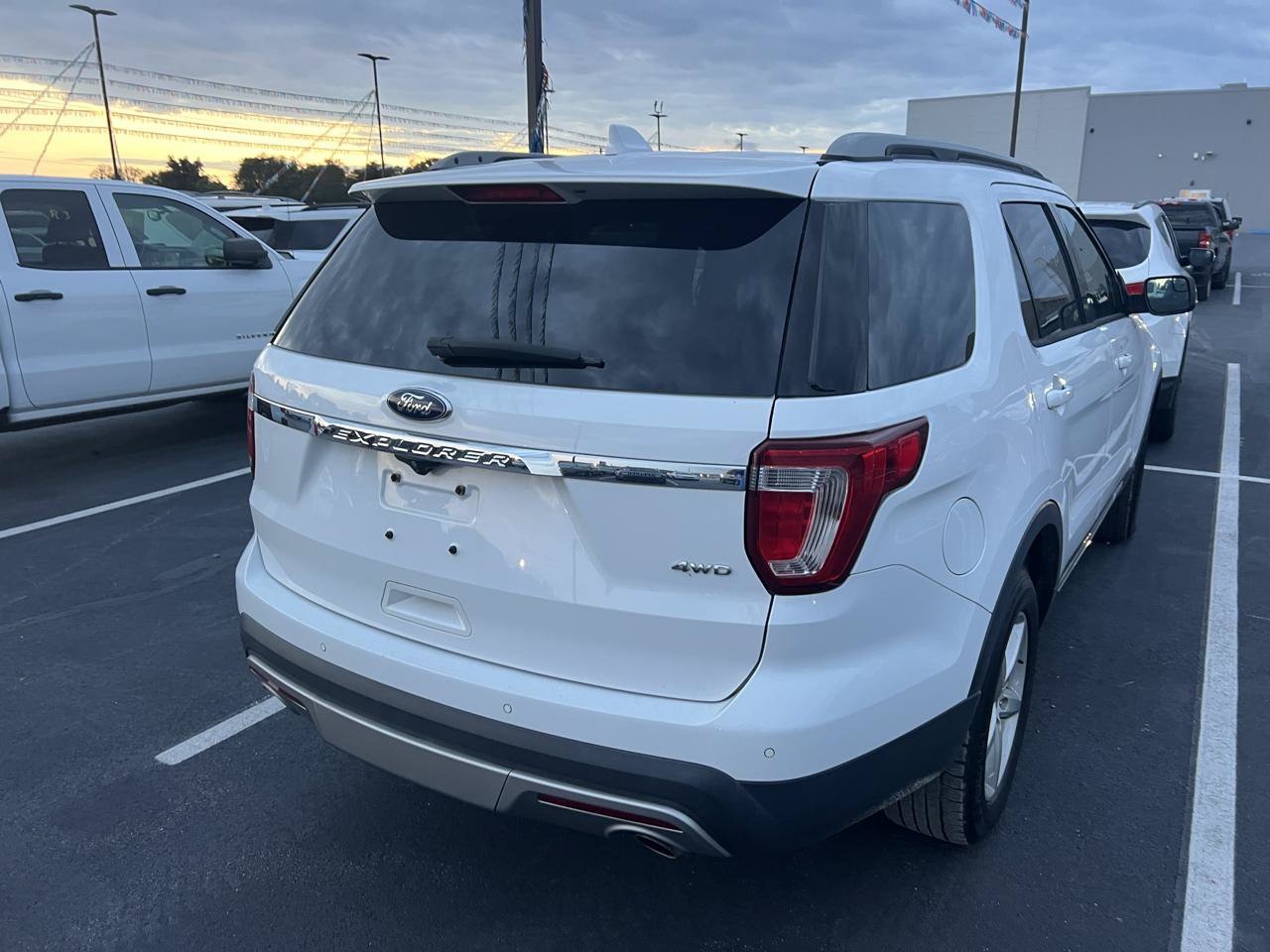Used 2017 Ford Explorer XLT AWD/4WD image 4