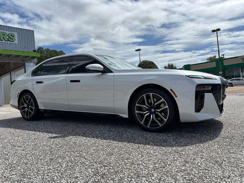 Used 2023 BMW 740i image 8
