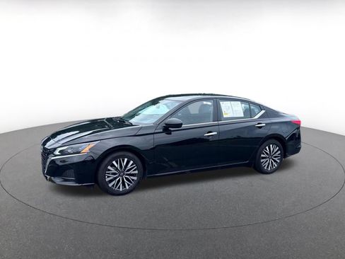 Used 2025 Nissan Altima 2.5 SV FWD image 17