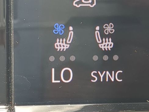 Used 2024 Volkswagen Atlas Cross Sport SE image 11