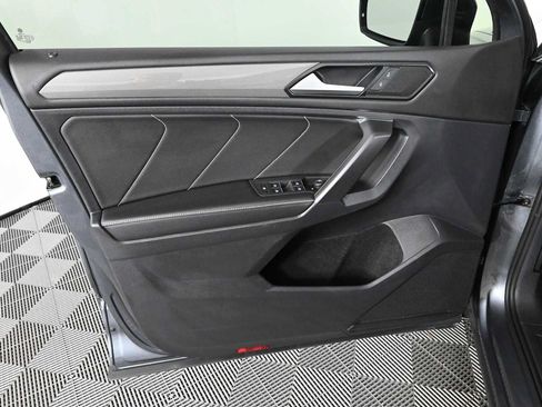 Certified 2022 Volkswagen Tiguan SE w/ Panoramic Sunroof Package FWD image 19