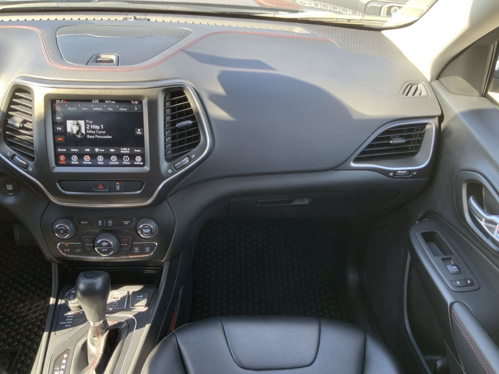 Used 2022 Jeep Cherokee Trailhawk AWD/4WD image 52