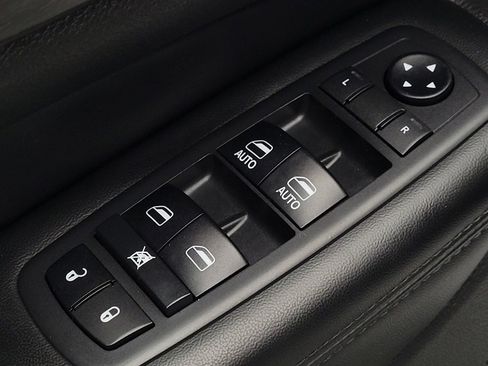 Used 2018 Jeep Grand Cherokee Altitude AWD/4WD image 27