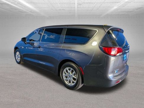 Used 2022 Chrysler Voyager LX FWD image 6