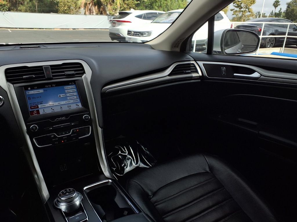 Used 2019 Ford Fusion SE FWD image 31