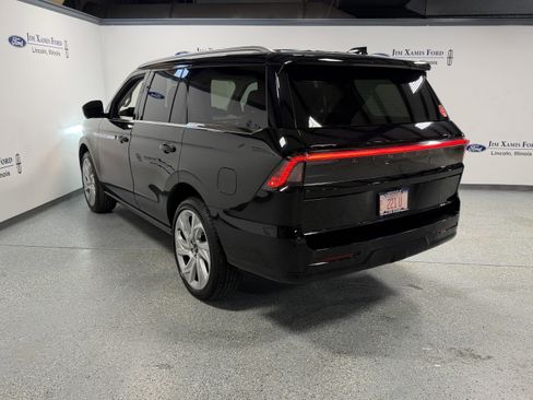 Used 2025 Lincoln Navigator Reserve image 4