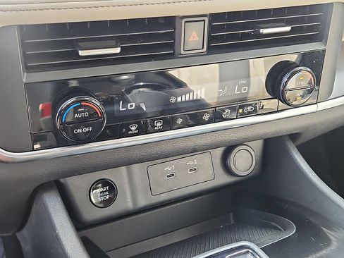 Used 2025 Nissan Rogue SV AWD/4WD image 33