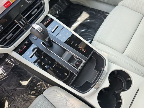 Used 2025 Porsche Macan AWD/4WD image 32
