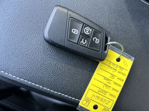 Certified 2025 Volkswagen Taos SE FWD image 33