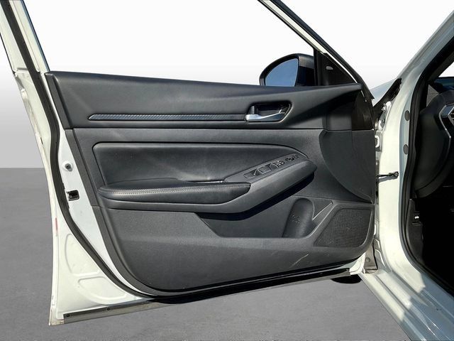 Used 2025 Nissan Altima 2.5 SV FWD image 21