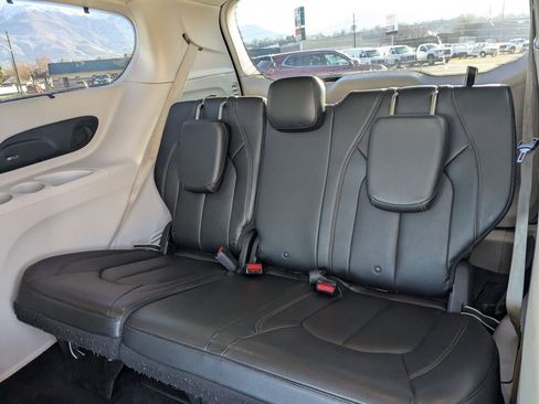 Used 2018 Chrysler Pacifica Touring-L Plus image 35