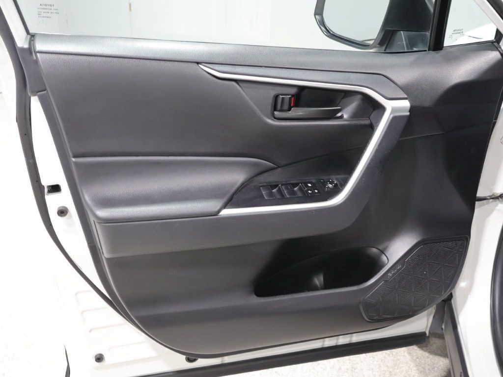 Used 2025 Toyota RAV4 LE AWD/4WD image 13