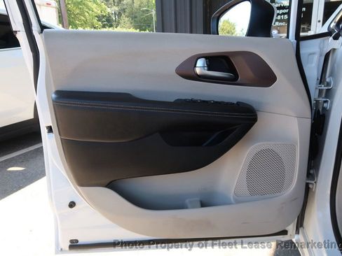 Used 2020 Chrysler Voyager Lxi FWD image 14