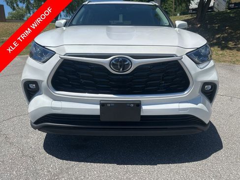 Used 2023 Toyota Highlander XLE FWD image 2