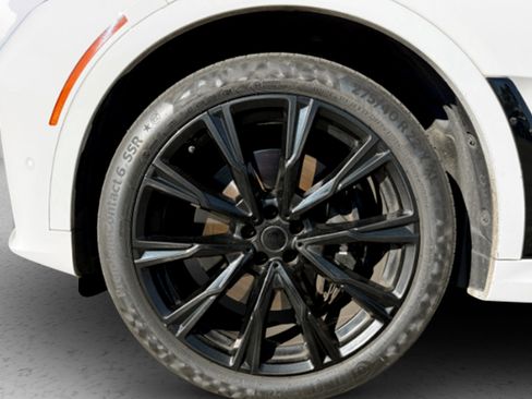 Used 2022 BMW X7 M50i image 9
