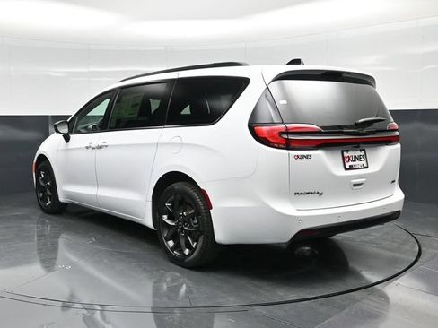 New 2026 Chrysler Pacifica Select w/ S Appearance Package AWD/4WD image 10