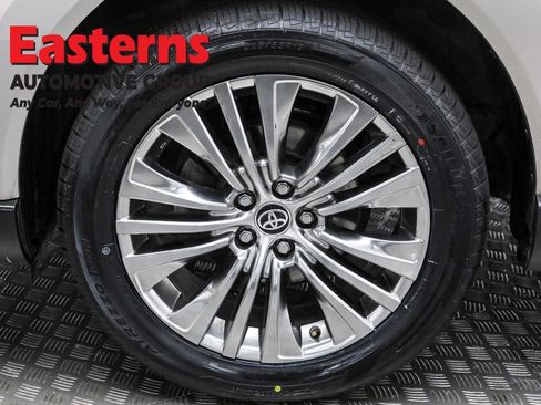 Used 2023 Toyota Venza Limited image 31