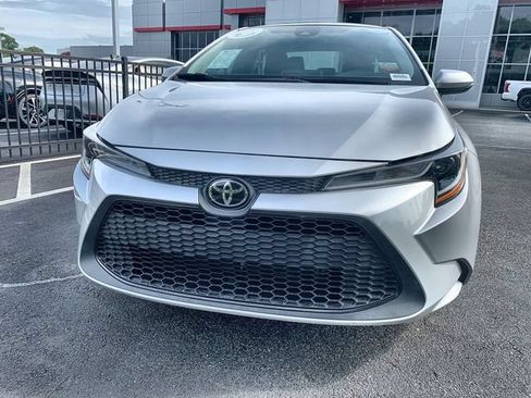 Used 2021 Toyota Corolla LE FWD image 3