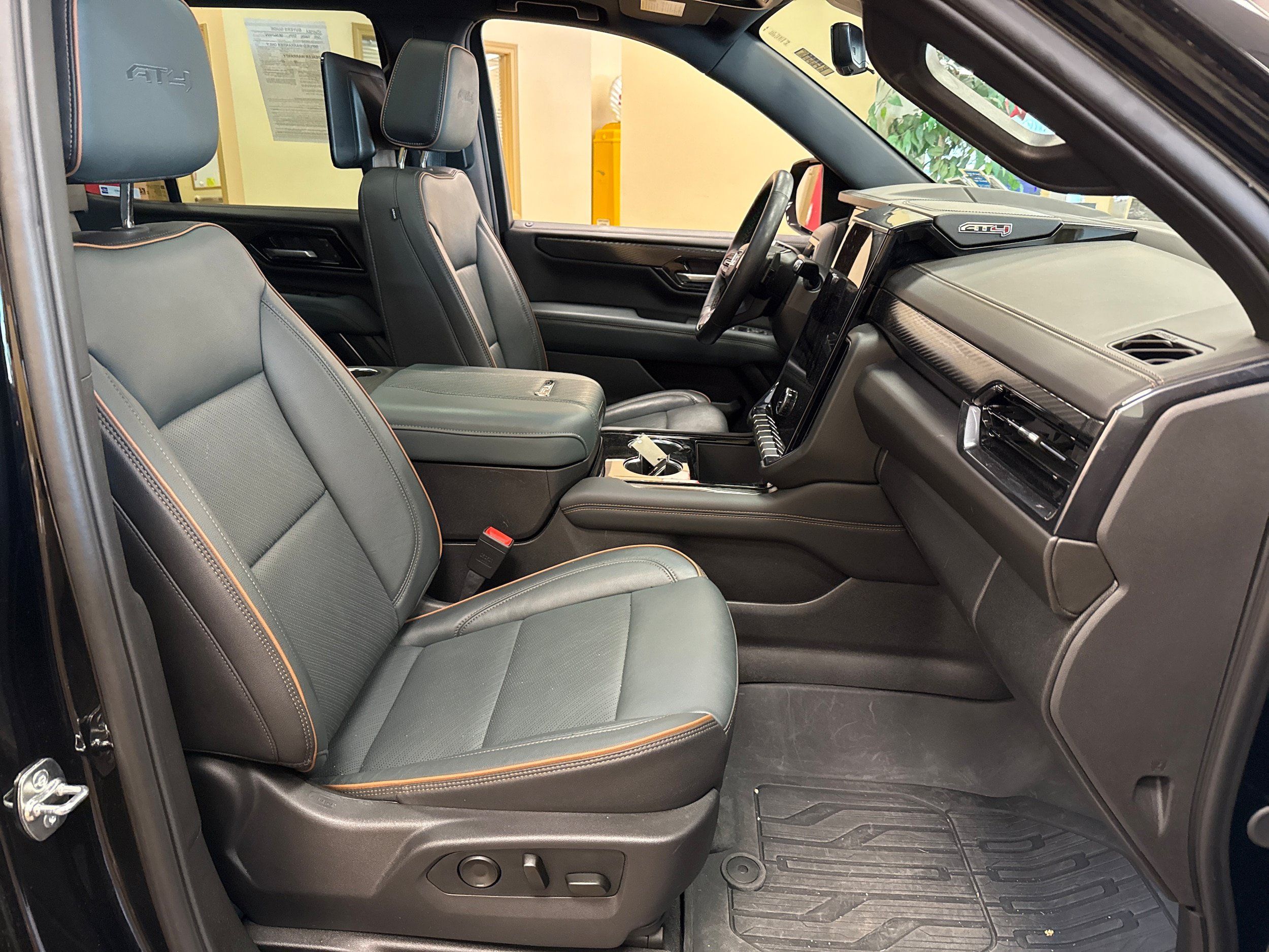 Used 2025 GMC Yukon AT4 w/ AT4 Premium Plus Package AWD/4WD image 19