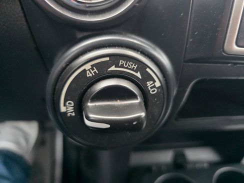 Used 2017 Nissan Titan S image 16