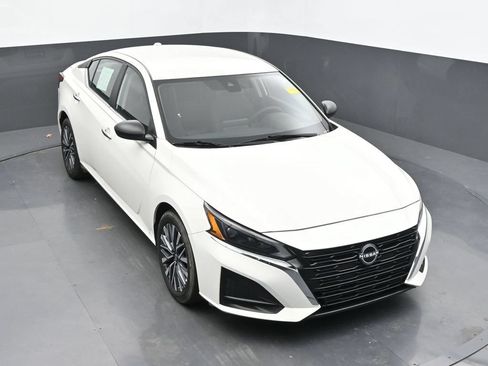 Used 2025 Nissan Altima 2.5 SV FWD image 36